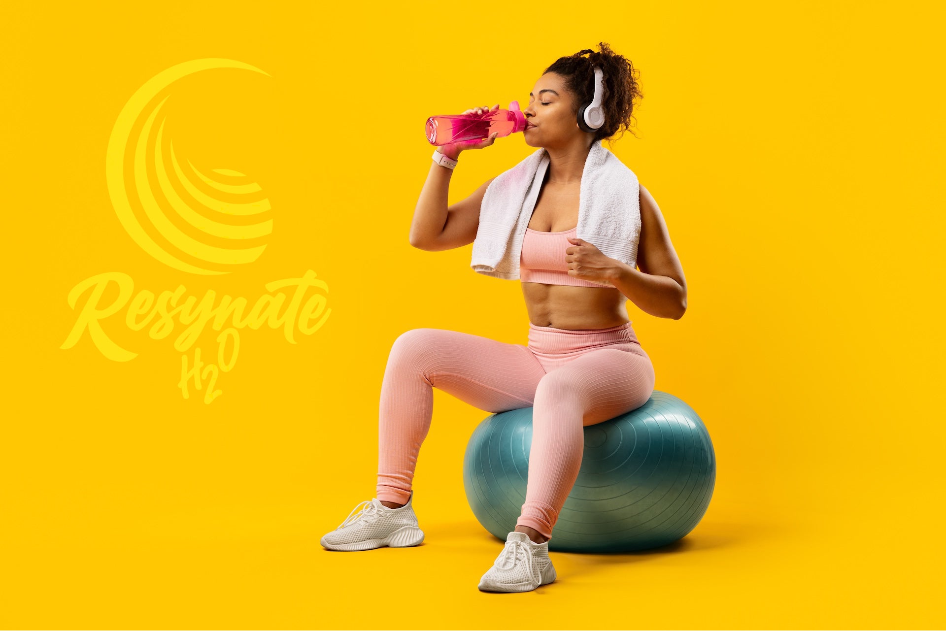 Female athlete drinking water during workout using Resynate H2O electrolyte powder for hydration and recovery